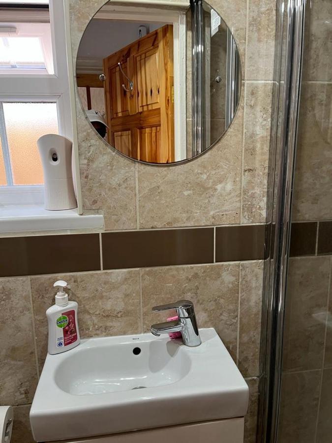 Large Double Bedroom With Free On Site Parking Kingston upon Thames  Exterior foto