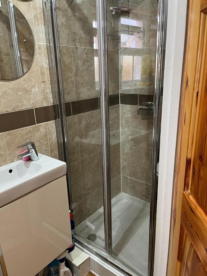 Large Double Bedroom With Free On Site Parking Kingston upon Thames  Exterior foto