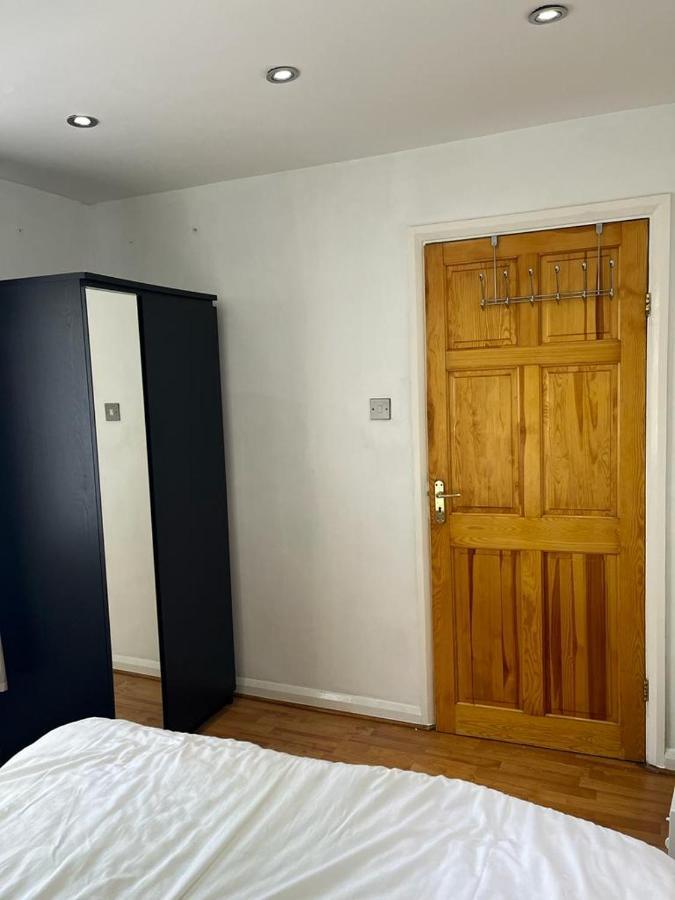Large Double Bedroom With Free On Site Parking Kingston upon Thames  Exterior foto